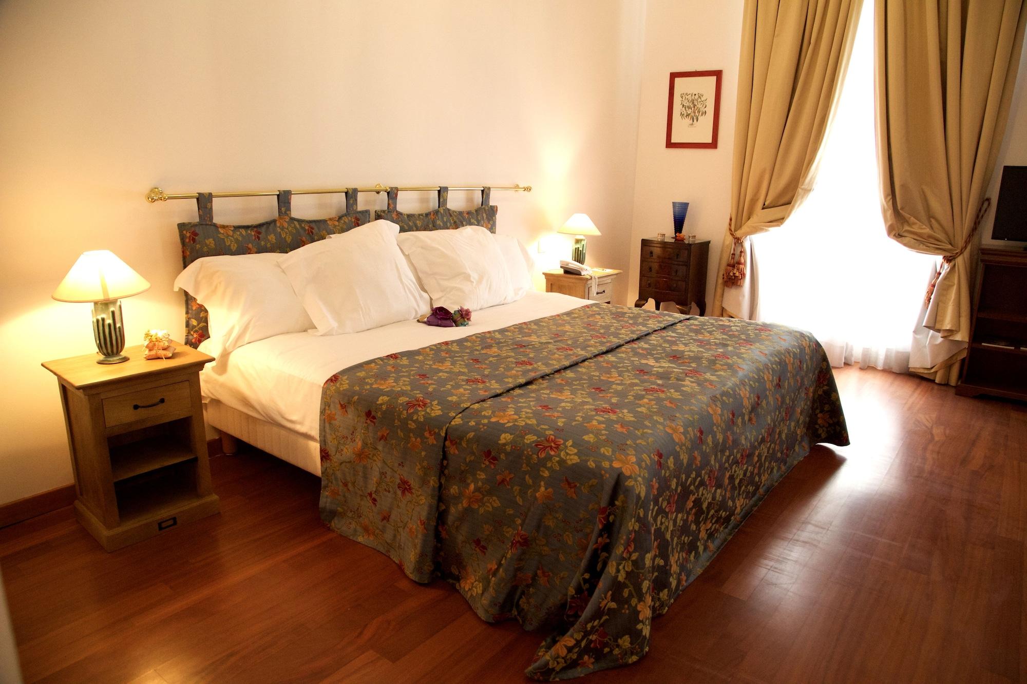 แกรนด์ โฮเต็ล เด อองบาสซาเดอร์ Hotel ม็องตง ภายนอก รูปภาพ