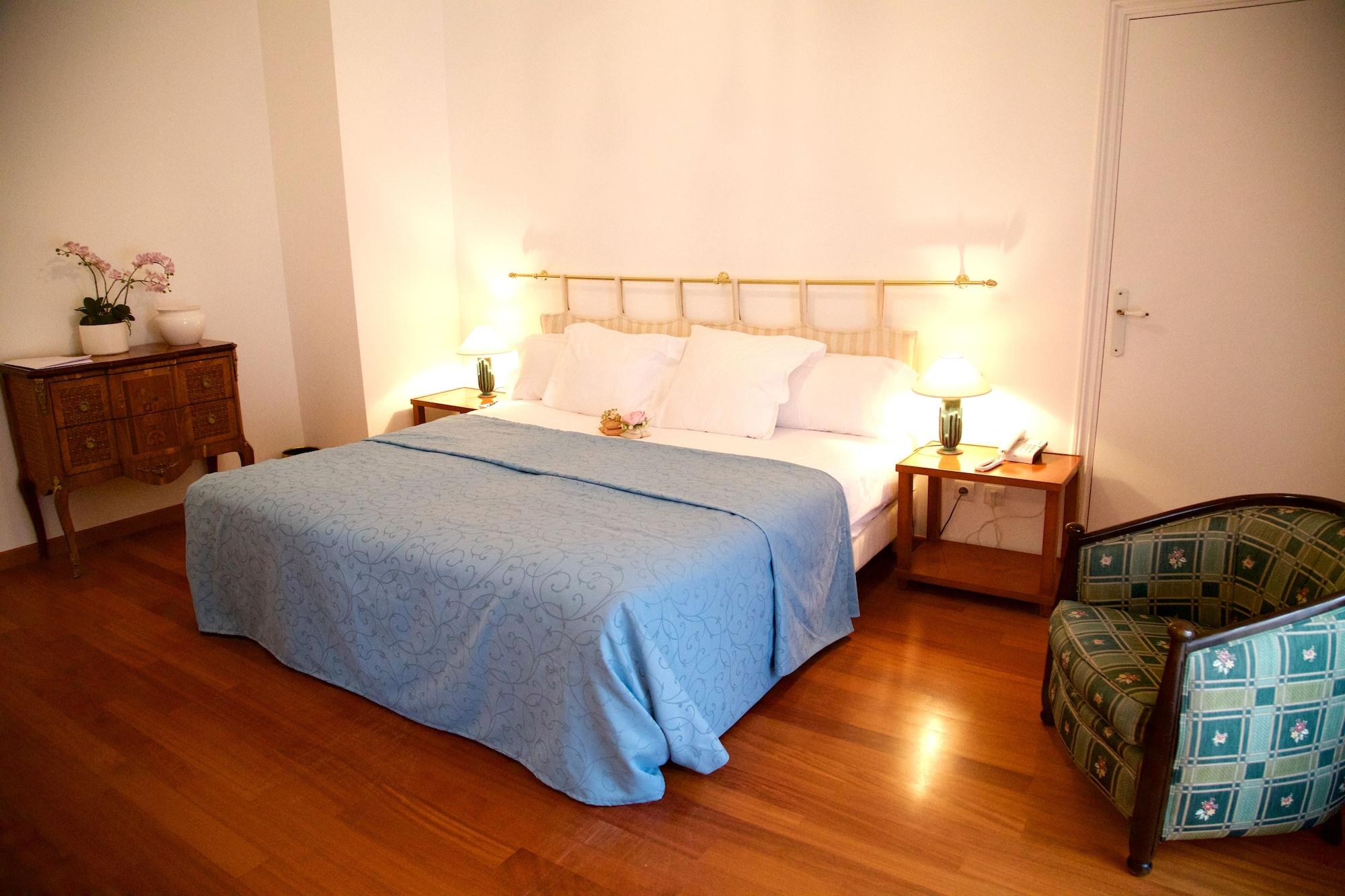 แกรนด์ โฮเต็ล เด อองบาสซาเดอร์ Hotel ม็องตง ภายนอก รูปภาพ