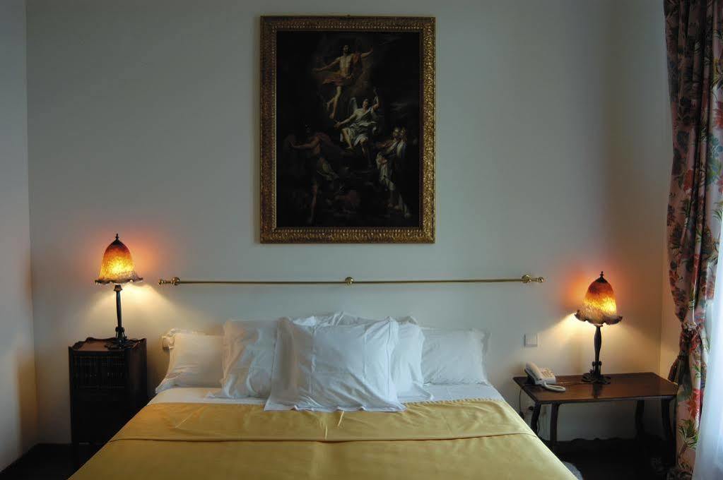 แกรนด์ โฮเต็ล เด อองบาสซาเดอร์ Hotel ม็องตง ภายนอก รูปภาพ